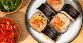 Aprenda a preparar o sushi na moda coreana / Foto: Depositphotos