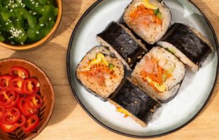 Aprenda a preparar o sushi na moda coreana / Foto: Depositphotos