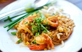 Confira 10 variações de receitas do pad thai tailandês