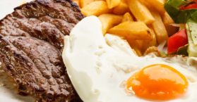 Confira as melhores receitas de de bife à cavalo.