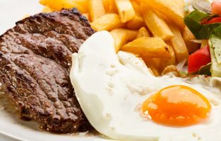 Confira as melhores receitas de de bife à cavalo.