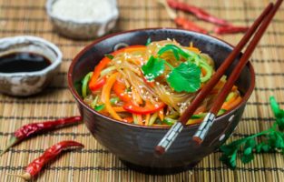 Confira as melhores receitas de japchae, o macarrão coreano