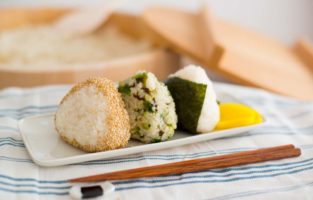 Confira as melhores receitas de onigiri diferentes para fazer em casa